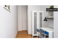 Room for rent in 5-bedroom apartment in Poznan - Til leje
