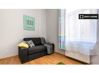 Room for rent in 5-bedroom apartment in Poznan - الإيجار