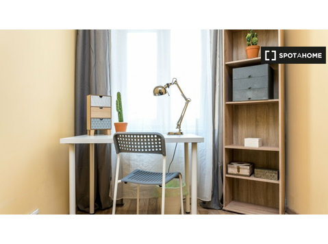Room for rent in 5-bedroom apartment in Poznan - Vuokralle