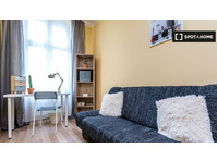 Chambre à louer dans un appartement de 5 chambres à Poznan - À louer