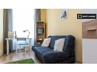 Room for rent in 5-bedroom apartment in Poznan - Kiadó
