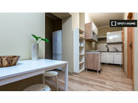 Room for rent in 5-bedroom apartment in Poznan - Kiadó