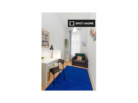 Room for rent in 5-bedroom apartment in Poznan - Annan üürile