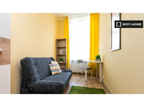 Quarto para alugar em apartamento de 5 quartos em Poznan - Aluguel