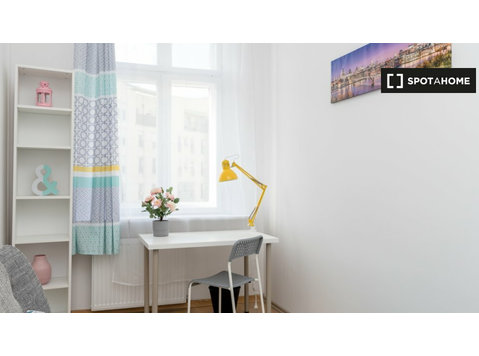 Wilda, Poznań'da 5 yatak odalı dairede kiralık oda - Kiralık