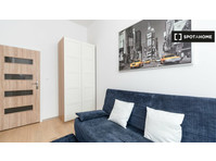 Wilda, Poznań'da 5 yatak odalı dairede kiralık oda - Kiralık