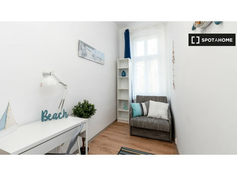 Room for rent in 5-bedroom apartment in Wilda, Poznań - Annan üürile