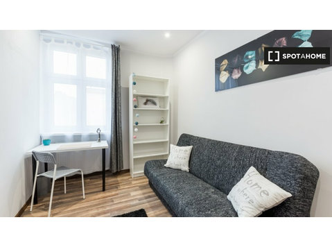Chambre à louer dans un appartement de 6 chambres à Poznan - À louer