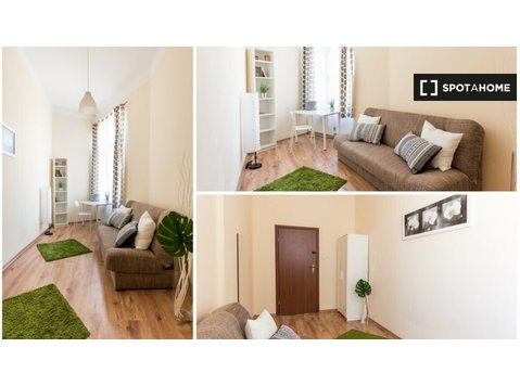 Chambre à louer dans un appartement de 6 chambres à Poznan - À louer