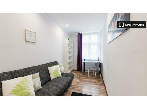 Zimmer zu vermieten in 6-Zimmer-Wohnung in Poznan - Zu Vermieten