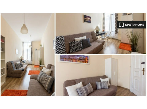 Zimmer zu vermieten in 6-Zimmer-Wohnung in Poznan - Zu Vermieten
