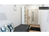 Room for rent in 6-bedroom apartment in Poznan - Ενοικίαση