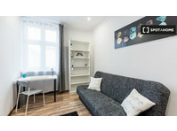 Room for rent in 6-bedroom apartment in Poznan - Под наем