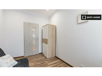 Room for rent in 6-bedroom apartment in Poznan - Cho thuê