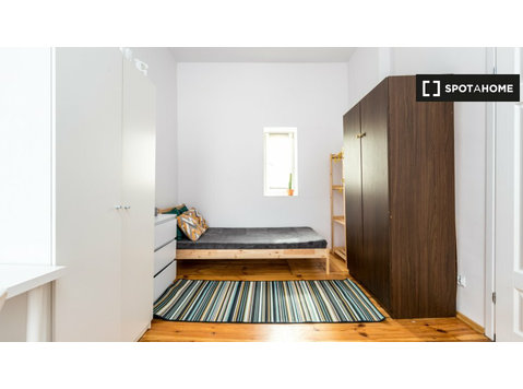 Room for rent in 7-bedroom apartment in Poznan - Til Leie