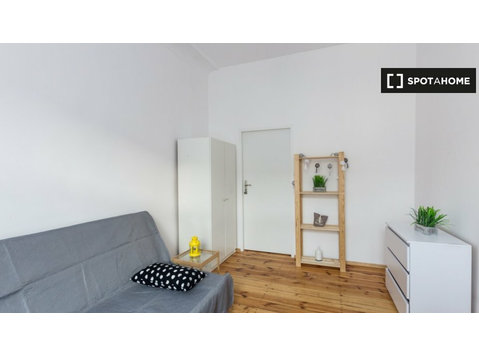 Room for rent in 7-bedroom apartment in Poznan - За издавање