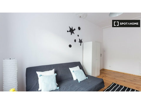 Room for rent in 7-bedroom apartment in Poznan - Disewakan
