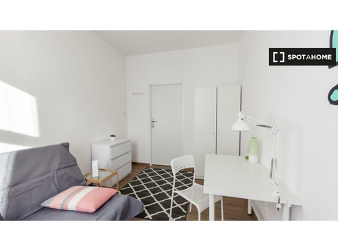 Chambre à louer dans un appartement de 7 chambres à Poznan - À louer