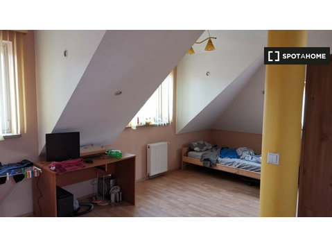 Alquiler de habitaciones en casa de 8 habitaciones en Poznan - Alquiler