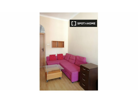 Schlafzimmer in einer 2-Zimmer-Wohnung zur Miete in… - Zu Vermieten