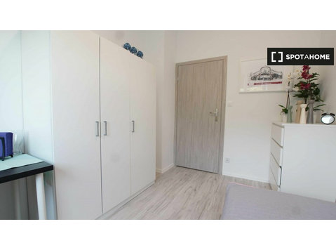 Room for rent in 3-bedroom apartment in Helenów, Lodz - Te Huur