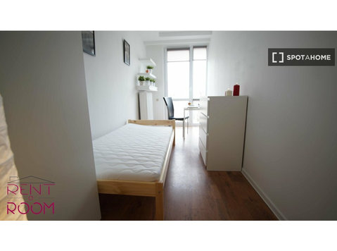 Room for rent in 3-bedroom apartment in Stare Bałuty, Lodz - Annan üürile