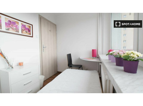Room for rent in 4-bedroom apartment in Lodz - De inchiriat