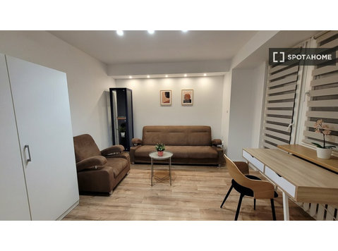Chambre à louer dans un appartement de 4 chambres à Łódź - À louer