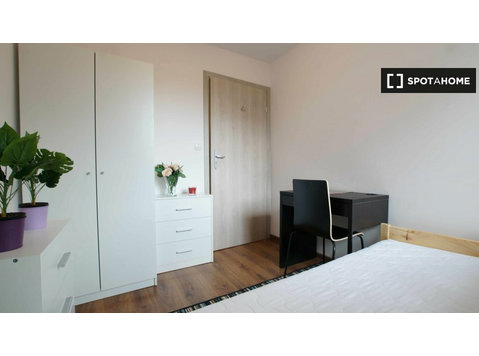 Lodz'da 4 yatak odalı dairede kiralık oda - Kiralık