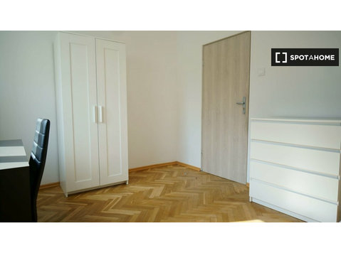 Room for rent in 4-bedroom apartment in Lodz - Disewakan