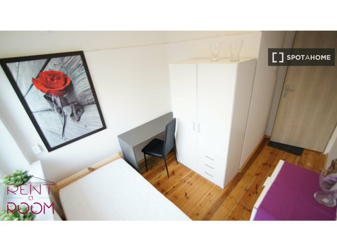 Room for rent in 4-bedroom apartment in Lodz - Za iznajmljivanje
