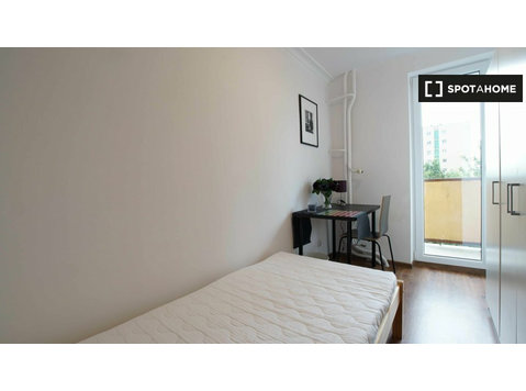 Room for rent in 4-bedroom apartment in Lodz - De inchiriat