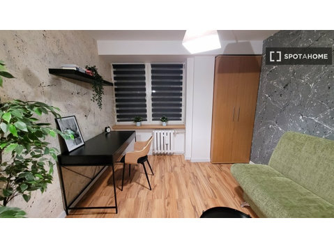 Room for rent in 4-bedroom apartment in Łódź - Aluguel