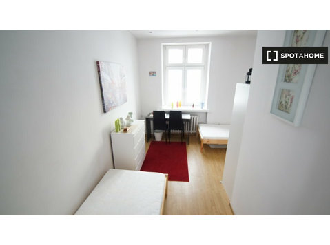 Lodz'da 5 yatak odalı dairede kiralık oda - Kiralık
