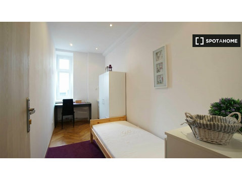 Room for rent in 5-bedroom apartment in Lodz - Kiadó