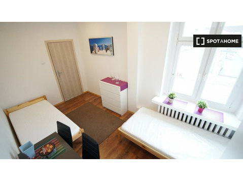 Chambre à louer dans un appartement de 5 chambres à Lodz - À louer