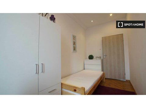 Room for rent in 5-bedroom apartment in Lodz - Za iznajmljivanje