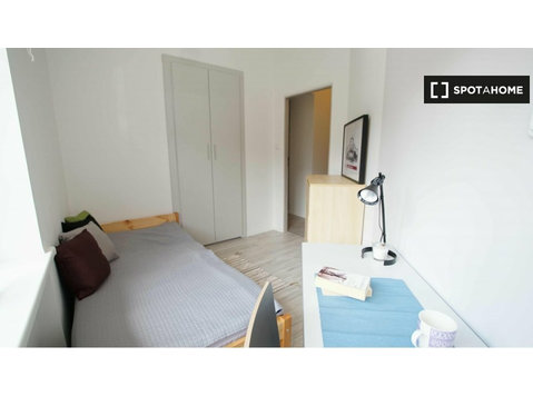 Zimmer zu vermieten in 6-Zimmer-Wohnung in Old Polesie, Łódź - Zu Vermieten