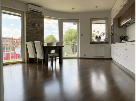 Spacious 3 rooms apartment in Etiuda on Rewolucji - Apartments