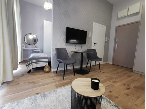 Studio apartment with BED in very Center of ŁÓDŹ - اپارٹمنٹ