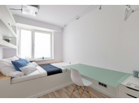 Smart room with beamer by Old Town + housekeeping - Flatshare