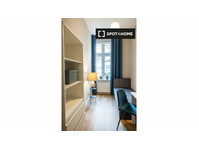 Room for rent in 10-bedroom apartment in Ołbin, Wrocław - برای اجاره