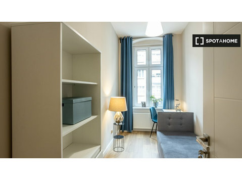 Room for rent in 10-bedroom apartment in Ołbin, Wrocław - השכרה