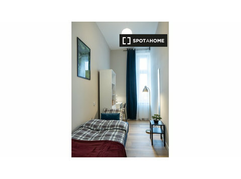 Room for rent in 12-bedroom apartment in Nadodrze, Wrocław - 出租