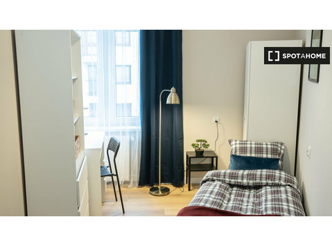 Quarto para alugar em apartamento de 12 quartos em… - Aluguel