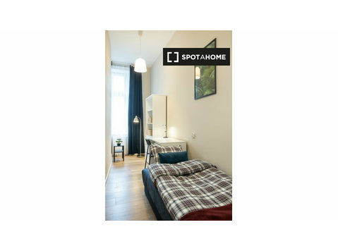 Room for rent in 12-bedroom apartment in Nadodrze, Wrocław - برای اجاره