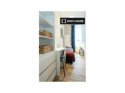 Zimmer zu vermieten in 12-Zimmer-Wohnung in Nadodrze,… - Zu Vermieten