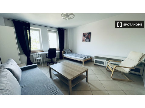 Wrocław'da 3 yatak odalı dairede kiralık oda - Kiralık