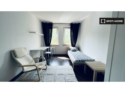 Wrocław'da 3 yatak odalı dairede kiralık oda - Kiralık