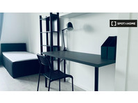 Room for rent in 3-bedroom apartment in Wrocław - Til leje